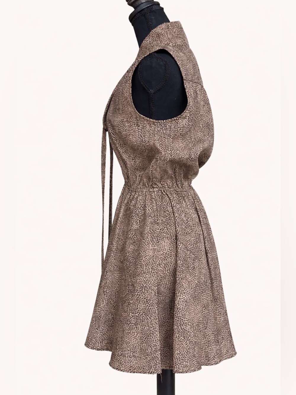 Velvet Heart Sleeveless Tie Neck Mini Dress Taupe Print Size L - Picture 2 of 9